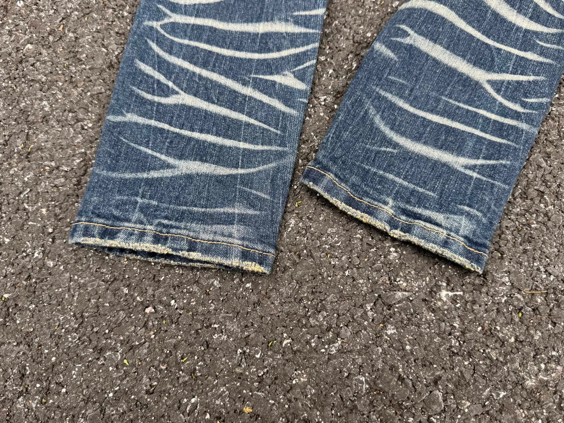 PU 1 (the back pocket label will not be returned or exchanged once it is removed) Top foreign trade order Purple Brand ripped stretch skinny jeans for men and women Same Style Accessories: complete accessories, all in original packaging, two hang tags and two labels on the back pocket to distinguish the low-end version on the outside, hardware and buckles are aligned, Authentic original with logo, aluminum alloy buckle, authentic Authentic printing inside the jeans pocket, every detail distinguishes any version on the market Fabric: Authentic pattern-making and Authentic custom-made imported fabrics use unique washing and dyeing methods, and are individually hand-painted to make ripped and micro-elastic jeans. Sizes: 28 30 32 34 36